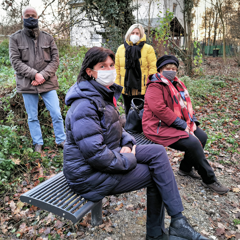 Sitzbank vor rosa Waldhütte