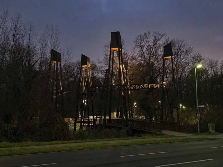 Kunstinstallation "Brücken über den Nordkanal" in der Abenddämmerung beleuchtet.