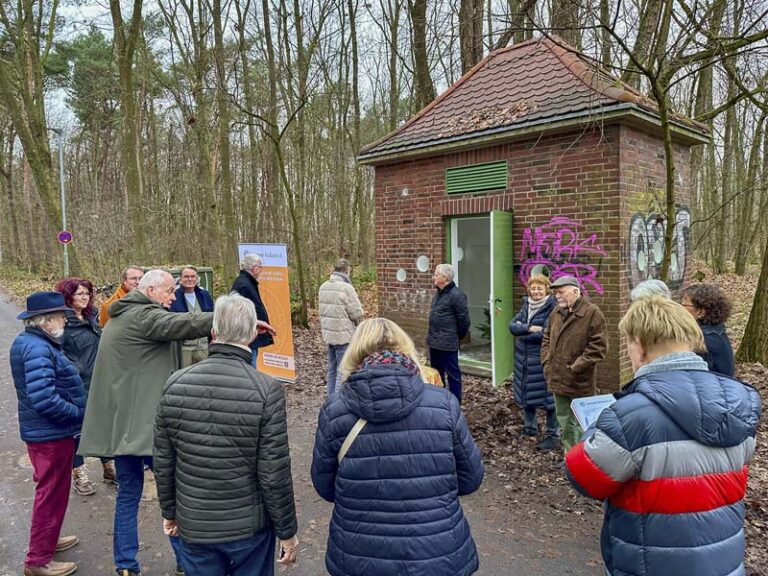 Architekt, Handwerker, Presse, Vorstand und Beirat überzeugen sich vom gelungenen Umbau des Trafohauses.